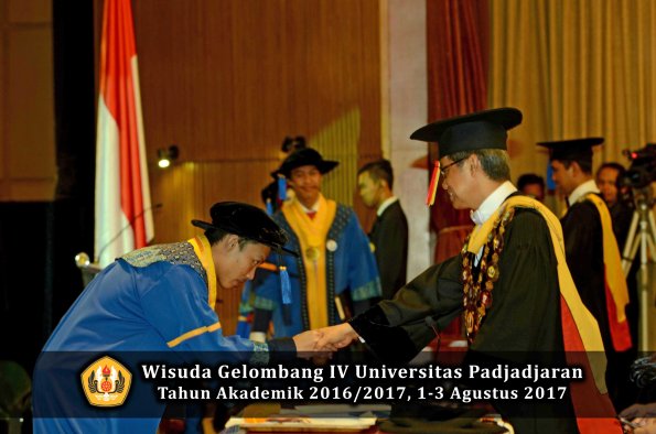 Wisuda Unpad Gel IV TA 2016_2017 Fakultas ISIP oleh  Rektor  181