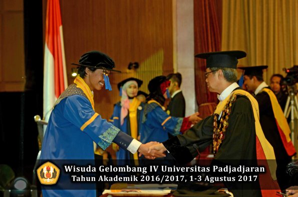 Wisuda Unpad Gel IV TA 2016_2017 Fakultas ISIP oleh  Rektor  182