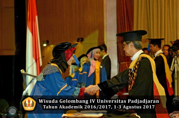 Wisuda Unpad Gel IV TA 2016_2017 Fakultas ISIP oleh  Rektor  183
