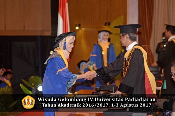 Wisuda Unpad Gel IV TA 2016_2017 Fakultas ISIP oleh  Rektor  185