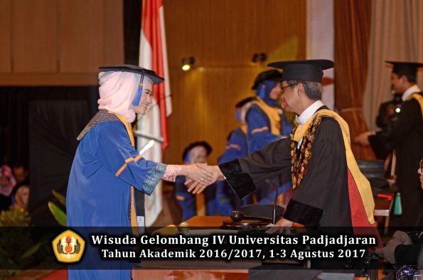 Wisuda Unpad Gel IV TA 2016_2017 Fakultas ISIP oleh  Rektor  186