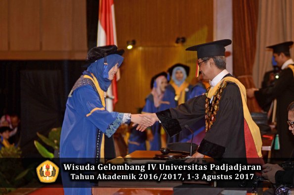 Wisuda Unpad Gel IV TA 2016_2017 Fakultas ISIP oleh  Rektor  187