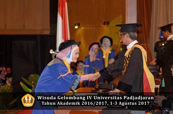 Wisuda Unpad Gel IV TA 2016_2017 Fakultas ISIP oleh  Rektor  188