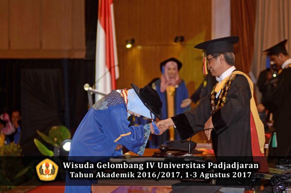 Wisuda Unpad Gel IV TA 2016_2017 Fakultas ISIP oleh  Rektor  191