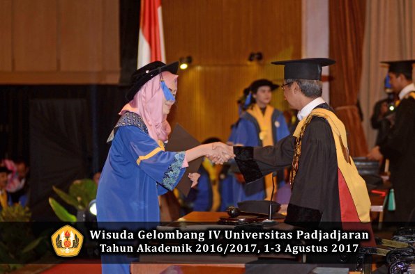 Wisuda Unpad Gel IV TA 2016_2017 Fakultas ISIP oleh  Rektor  192