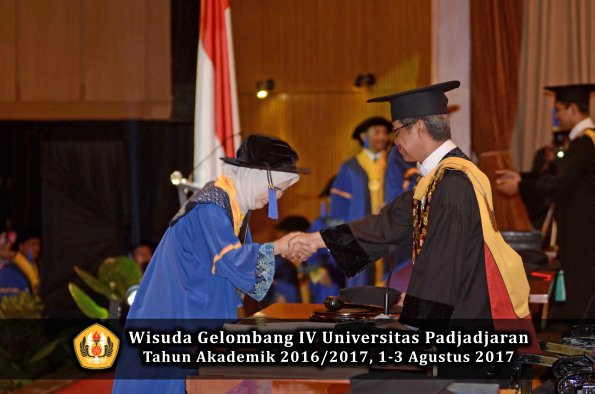 Wisuda Unpad Gel IV TA 2016_2017 Fakultas ISIP oleh  Rektor  194