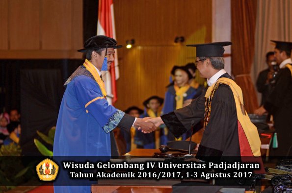 Wisuda Unpad Gel IV TA 2016_2017 Fakultas ISIP oleh  Rektor  196