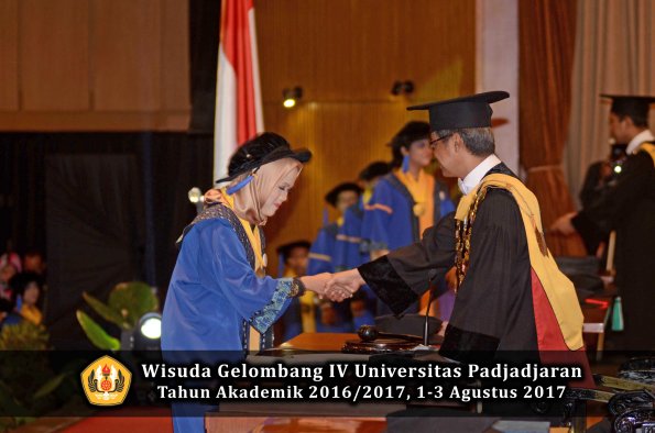Wisuda Unpad Gel IV TA 2016_2017 Fakultas ISIP oleh  Rektor  197