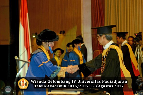 Wisuda Unpad Gel IV TA 2016_2017 Fakultas ISIP oleh  Rektor  198
