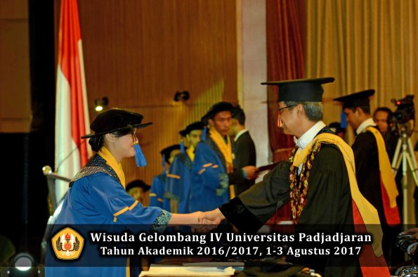 Wisuda Unpad Gel IV TA 2016_2017 Fakultas ISIP oleh  Rektor  199