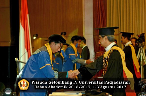 Wisuda Unpad Gel IV TA 2016_2017 Fakultas ISIP oleh  Rektor  200