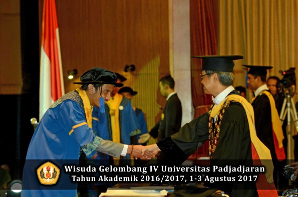 Wisuda Unpad Gel IV TA 2016_2017 Fakultas ISIP oleh  Rektor  201