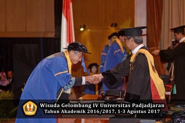 Wisuda Unpad Gel IV TA 2016_2017 Fakultas ISIP oleh  Rektor  202