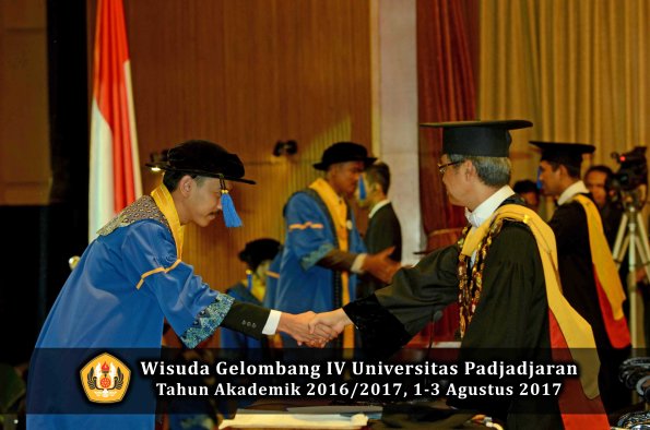 Wisuda Unpad Gel IV TA 2016_2017 Fakultas ISIP oleh  Rektor  203