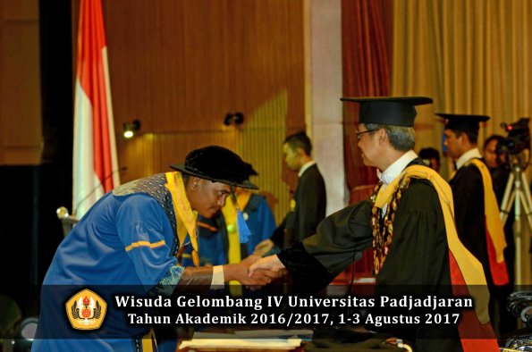 Wisuda Unpad Gel IV TA 2016_2017 Fakultas ISIP oleh  Rektor  204