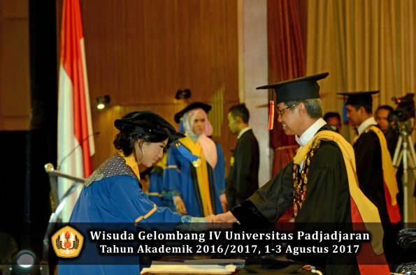 Wisuda Unpad Gel IV TA 2016_2017 Fakultas ISIP oleh  Rektor  207