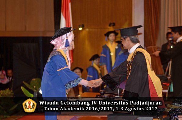 Wisuda Unpad Gel IV TA 2016_2017 Fakultas ISIP oleh  Rektor  208