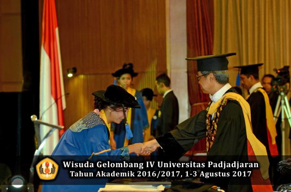 Wisuda Unpad Gel IV TA 2016_2017 Fakultas ISIP oleh  Rektor  209