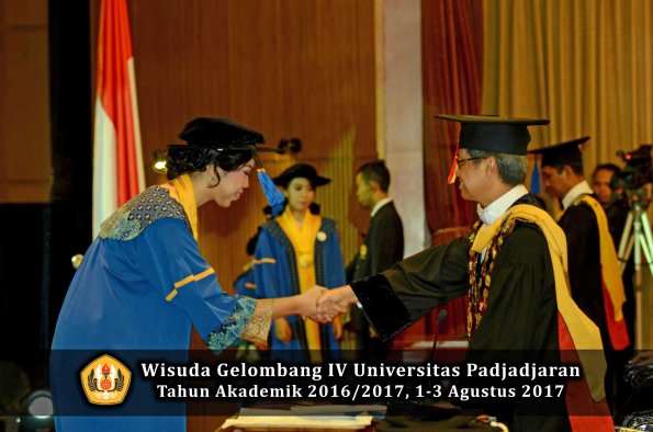 Wisuda Unpad Gel IV TA 2016_2017 Fakultas ISIP oleh  Rektor  210