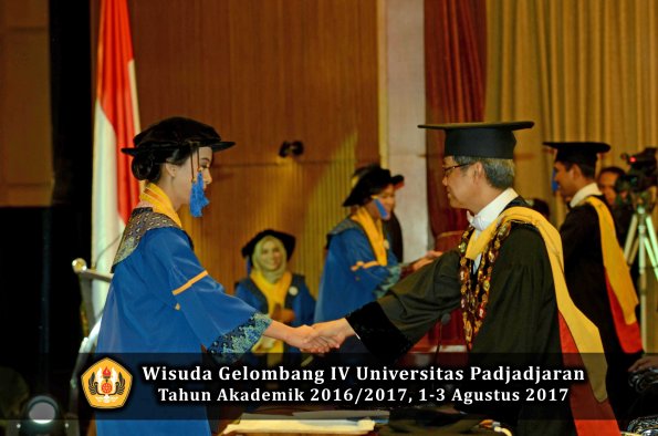 Wisuda Unpad Gel IV TA 2016_2017 Fakultas ISIP oleh  Rektor  211