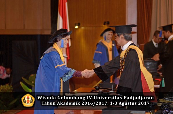 Wisuda Unpad Gel IV TA 2016_2017 Fakultas ISIP oleh  Rektor  212