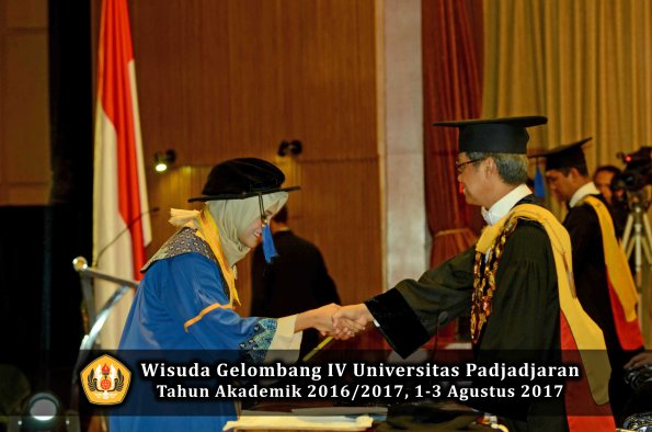 Wisuda Unpad Gel IV TA 2016_2017 Fakultas ISIP oleh  Rektor  213