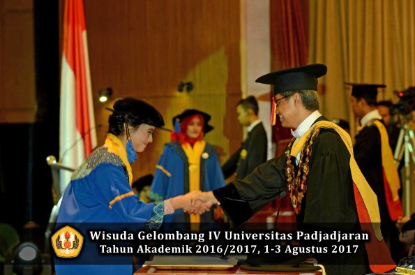 Wisuda Unpad Gel IV TA 2016_2017 Fakultas ISIP oleh  Rektor  214