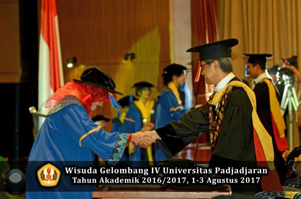 Wisuda Unpad Gel IV TA 2016_2017 Fakultas ISIP oleh  Rektor  215