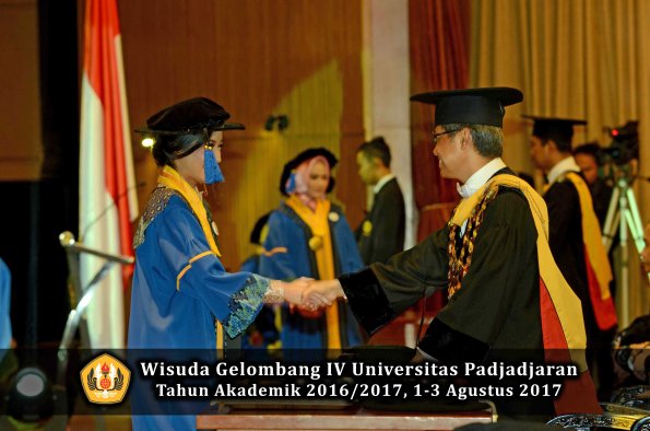 Wisuda Unpad Gel IV TA 2016_2017 Fakultas ISIP oleh  Rektor  218