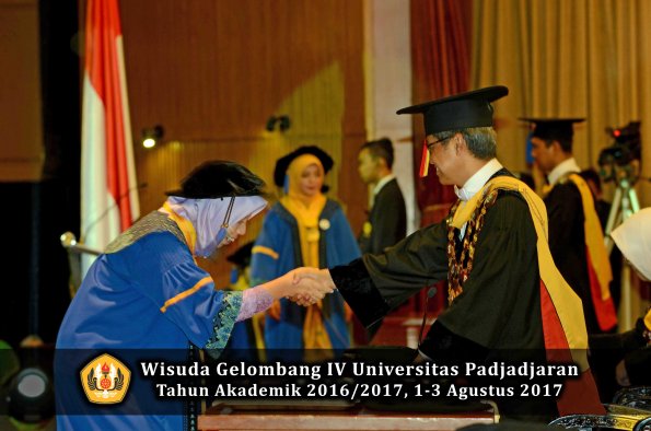 Wisuda Unpad Gel IV TA 2016_2017 Fakultas ISIP oleh  Rektor  220
