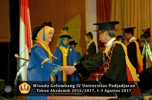 Wisuda Unpad Gel IV TA 2016_2017 Fakultas ISIP oleh  Rektor  221