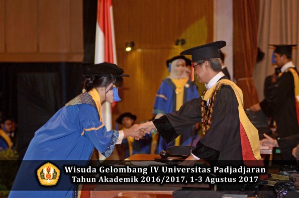 Wisuda Unpad Gel IV TA 2016_2017 Fakultas ISIP oleh  Rektor  223