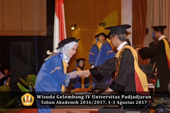 Wisuda Unpad Gel IV TA 2016_2017 Fakultas ISIP oleh  Rektor  226