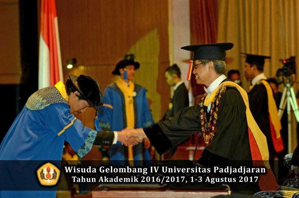 Wisuda Unpad Gel IV TA 2016_2017 Fakultas ISIP oleh  Rektor  227