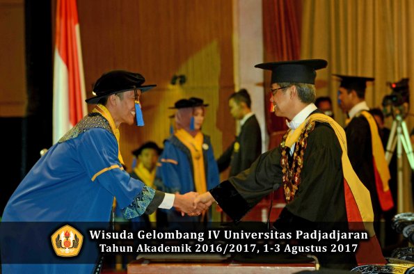 Wisuda Unpad Gel IV TA 2016_2017 Fakultas ISIP oleh  Rektor  228