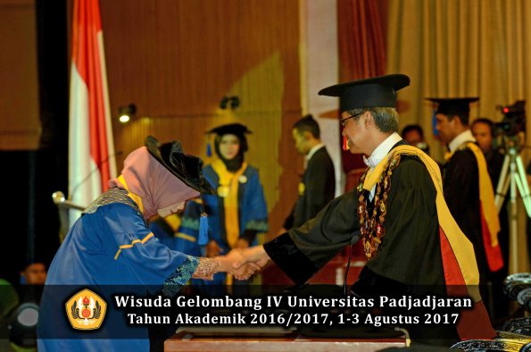 Wisuda Unpad Gel IV TA 2016_2017 Fakultas ISIP oleh  Rektor  229
