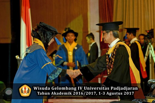 Wisuda Unpad Gel IV TA 2016_2017 Fakultas ISIP oleh  Rektor  230