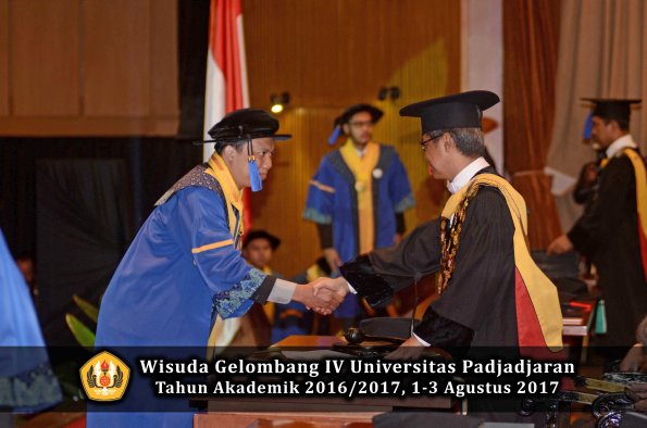 Wisuda Unpad Gel IV TA 2016_2017 Fakultas ISIP oleh  Rektor  231