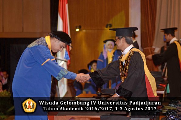 Wisuda Unpad Gel IV TA 2016_2017 Fakultas ISIP oleh  Rektor  235