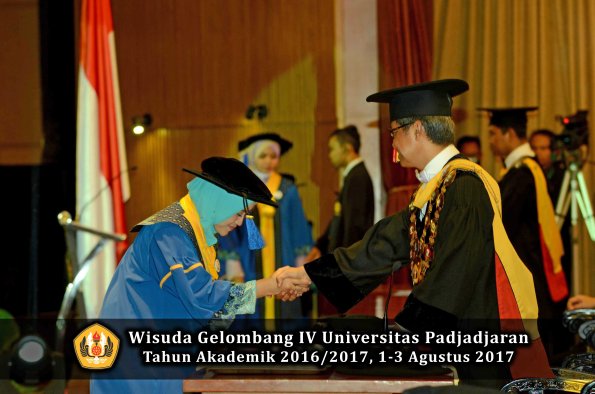 Wisuda Unpad Gel IV TA 2016_2017 Fakultas ISIP oleh  Rektor  236