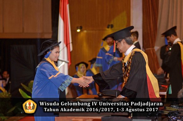 Wisuda Unpad Gel IV TA 2016_2017 Fakultas ISIP oleh  Rektor  239