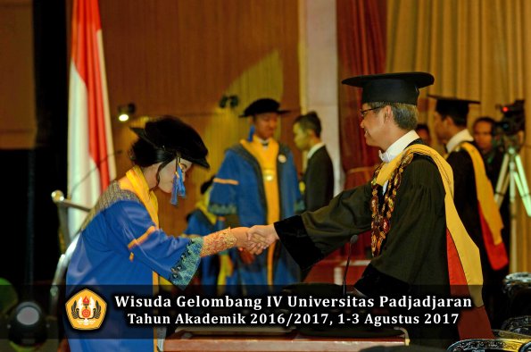 Wisuda Unpad Gel IV TA 2016_2017 Fakultas ISIP oleh  Rektor  241