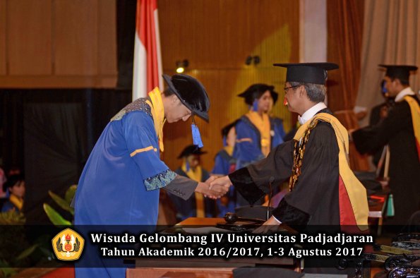 Wisuda Unpad Gel IV TA 2016_2017 Fakultas ISIP oleh  Rektor  242