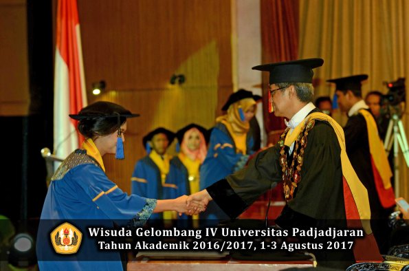 Wisuda Unpad Gel IV TA 2016_2017 Fakultas ISIP oleh  Rektor  243