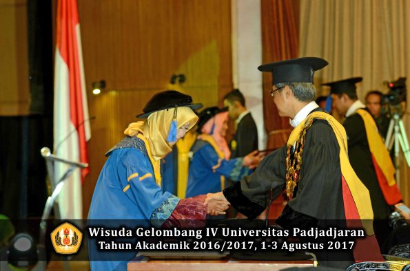 Wisuda Unpad Gel IV TA 2016_2017 Fakultas ISIP oleh  Rektor  244