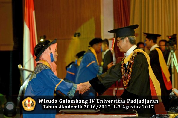 Wisuda Unpad Gel IV TA 2016_2017 Fakultas ISIP oleh  Rektor  245