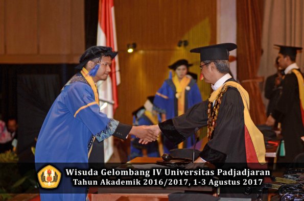 Wisuda Unpad Gel IV TA 2016_2017 Fakultas ISIP oleh  Rektor  246