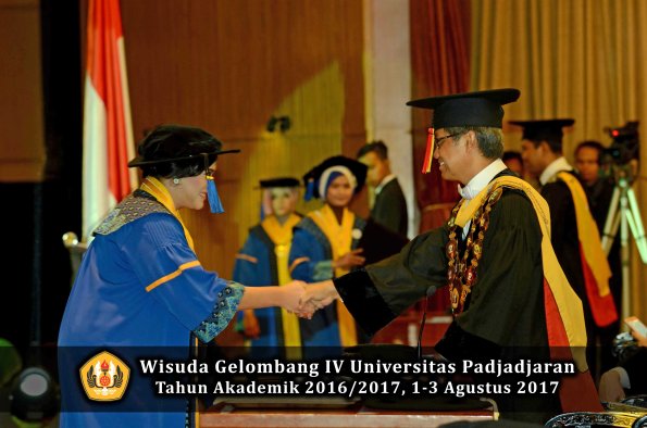 Wisuda Unpad Gel IV TA 2016_2017 Fakultas ISIP oleh  Rektor  247