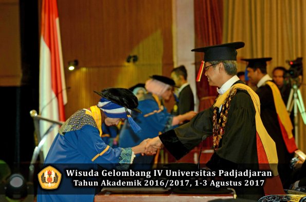 Wisuda Unpad Gel IV TA 2016_2017 Fakultas ISIP oleh  Rektor  248