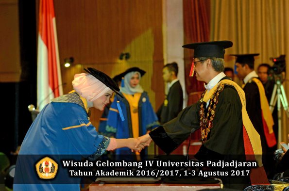 Wisuda Unpad Gel IV TA 2016_2017 Fakultas ISIP oleh  Rektor  249